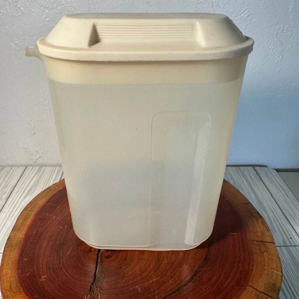 Rubbermaid Servin Saver Pitcher 1.5 Qt 1.4 L Translucent Almond Lid 0922 Vintage